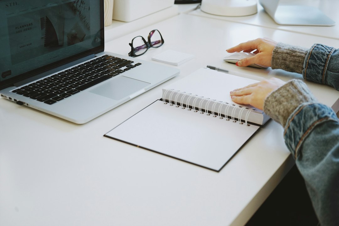 Praca przy laptopie i terminarzu — planowanie wniosku o wakacje składkowe