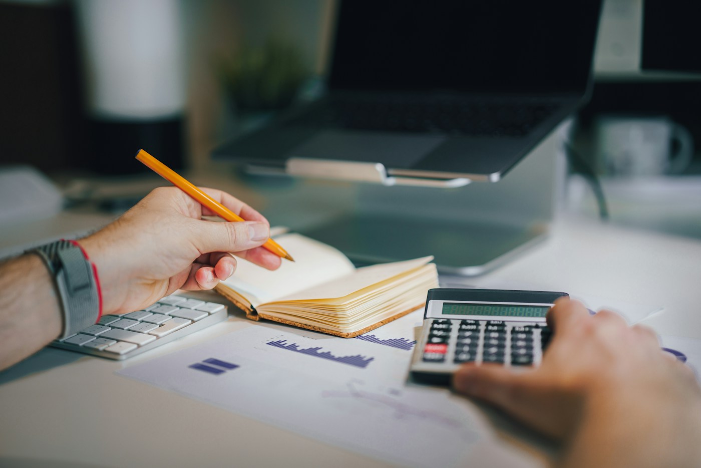 Planowanie oszczędności przy notesie i kalkulatorze na stole